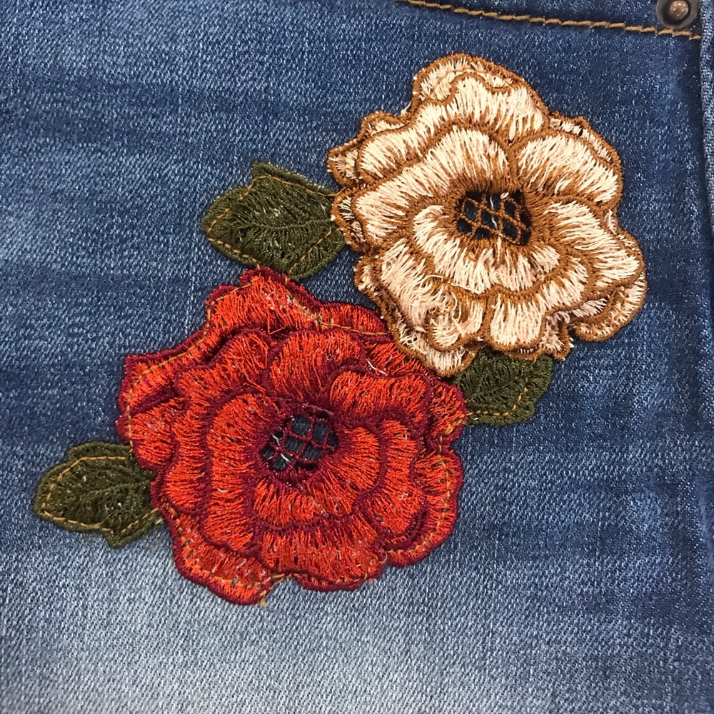 High Rise Rose Embroidered Short - Picture 3 of 3
